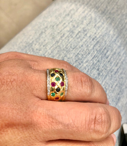 Bague 52 Bague or jaune, saphirs, rubis, émeraude, diamants 58 Facettes