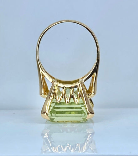 Anillo de oro amarillo y berilo verde de 20 quilates 