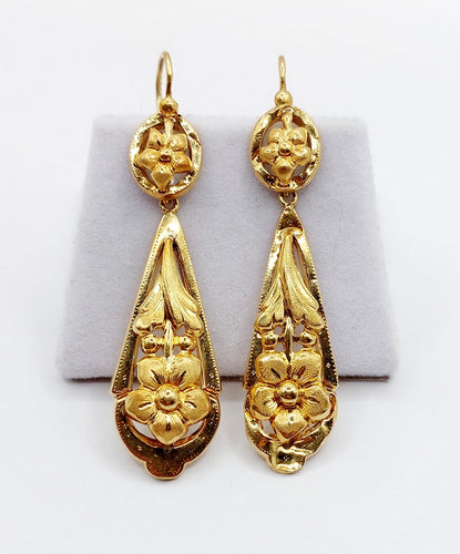 Boucles d'oreilles Dormeuses antique XXL or jaune fleurs finement ciselés (circa 1900) 58 Facettes A05468
