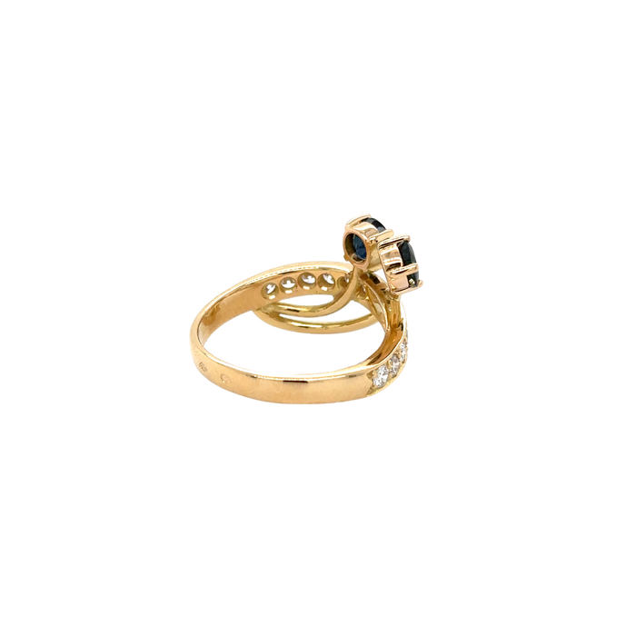 Anillo de oro amarillo con zafiro y diamantes.