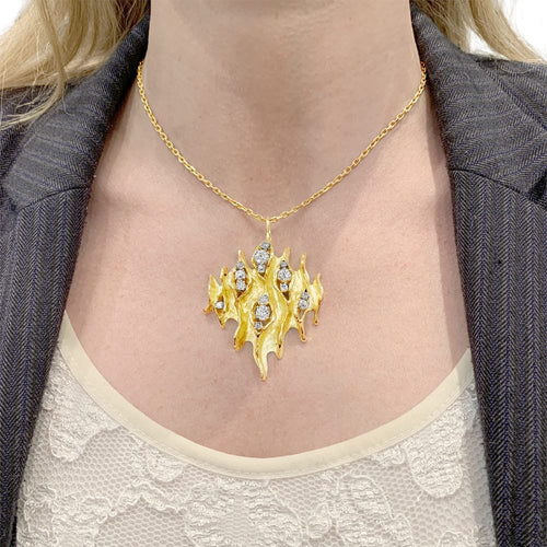 Pendentif Pendentif losangique, or jaune texturé et diamants. 58 Facettes 35278