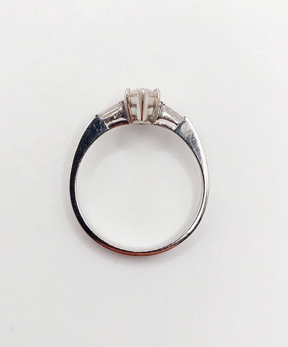 Bague 55 Bague solitaire diamant taille navette et baguettes en or blanc 18k 58 Facettes A06479