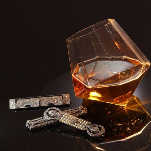 Broche L'élégance d'une époque : une exquise broche en diamants et perles datant de l'aube de l'Art déco 58 Facettes 18115-0042