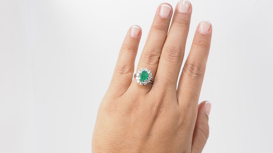 Bague 55 Bague entourage en or blanc, émeraude ovale et diamants 58 Facettes 32326