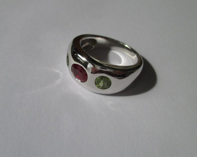 Anel de ouro branco com rubis e peridotos