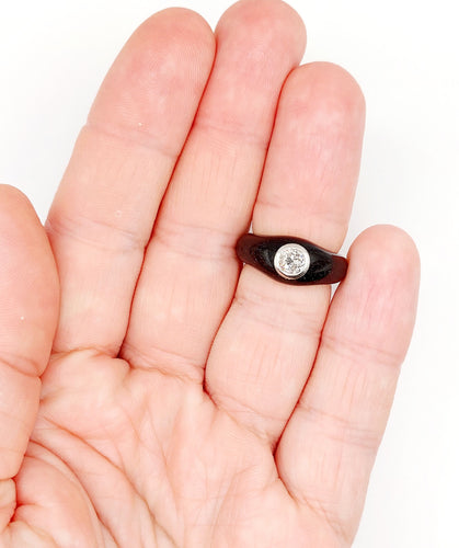 Keltakultainen sormus, musta emali ja vanhan mallinen timantti 0,45 karaattia (noin 1920) 