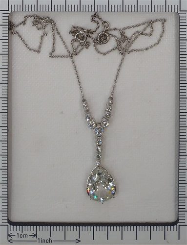 Collier Collier Art déco en platine avec diamant en forme de poire, vers 1920 – Élégance intemporelle 58 Facettes 25203-0190