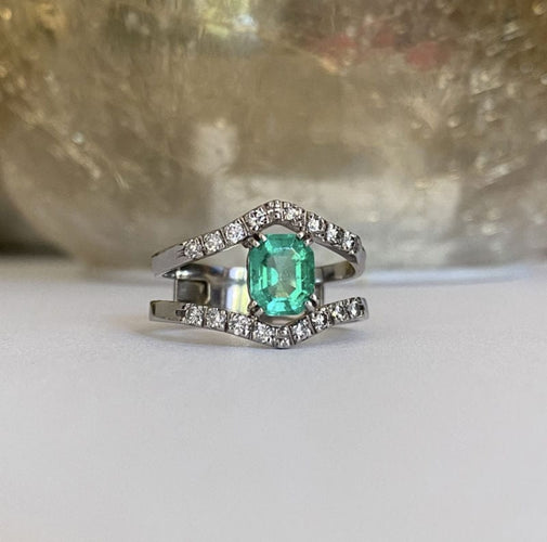 Bague 58.5 Bague en or blanc 18K sertie d’une émeraude et diamants 58 Facettes