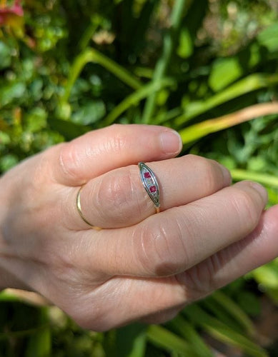 Bague 50.5 Bague jarretière Art Déco diamants, rubis calibrés, or et platine 58 Facettes