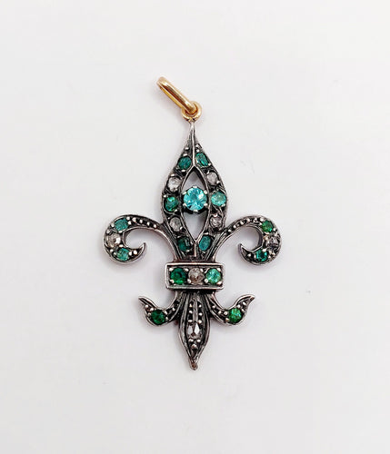 Pendentif Pendentif antique fleur de lys en or rose 18k et argent, émeraudes et diamants 58 Facettes A06351