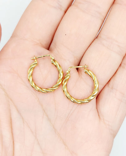 Boucles d'oreilles Créoles vintage or jaune finement torsadées (circa 1970) 58 Facettes A06048