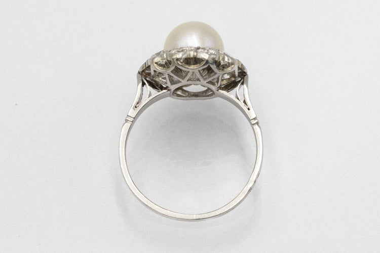 54 Platinum ring with pearl and diamonds 1.00ct, mid-20th century 58 Facettes 11328