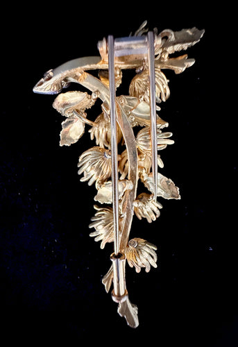 Broche Broche braches de noisetier sertie de brillants et rubis en or jaune 58 Facettes