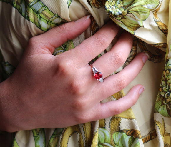 Anel de ouro branco e espinélio natural