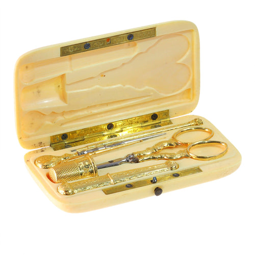 Ylelliset pisteet: ranskalainen kultainen ompelusetti viktoriaaniselta ajalta 