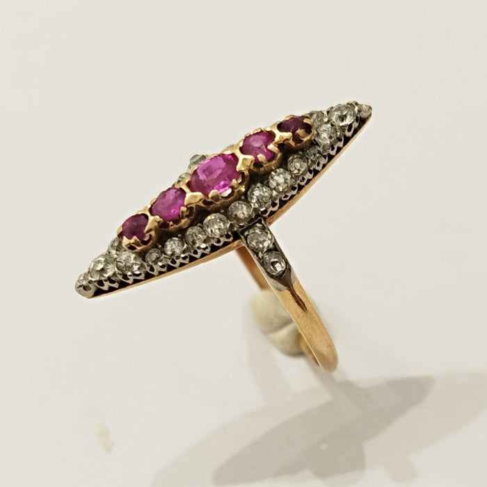 Alter Marquise-Ring mit Rubindiamanten