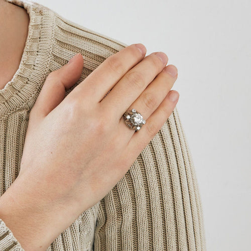 Bague 52 Bague dôme en platine, or blanc et diamants 58 Facettes