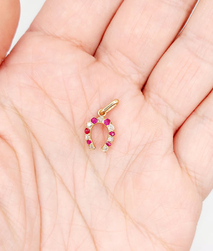 Pendentif Pendentif fer à cheval or rose, diamants et rubis (circa 1900) 58 Facettes A06034