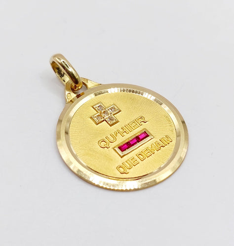 Pendentif AUGIS - Pendentif médaille d'amour 23mm or jaune et rubis  "+ QU'HIER - QUE DEMAIN" 58 Facettes A06132