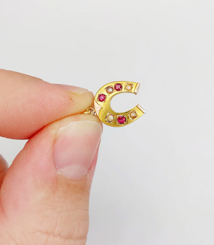 Pendentif Pendentif fer à cheval or jaune, perles et pierres rouges (circa 1900) 58 Facettes A06214