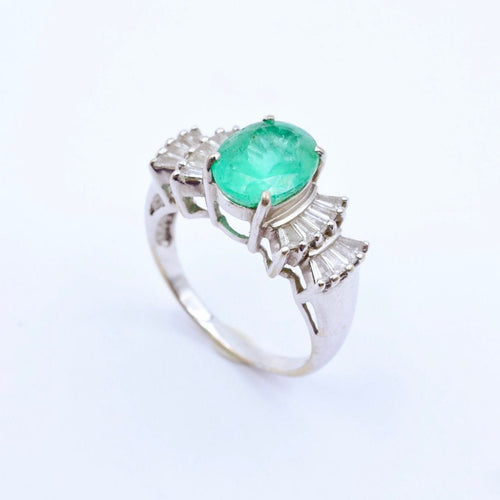 Bague 54 Bague en or blanc, émeraude et diamants 58 Facettes