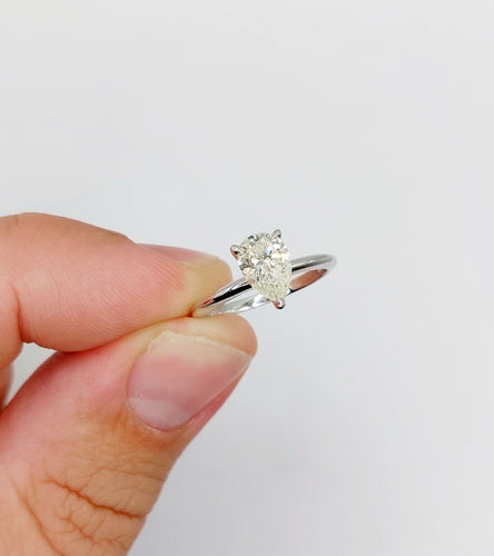 Bague 48.5 Bague solitaire or blanc et diamant Fancy Light Yellow, certificat AIG 58 Facettes A05697