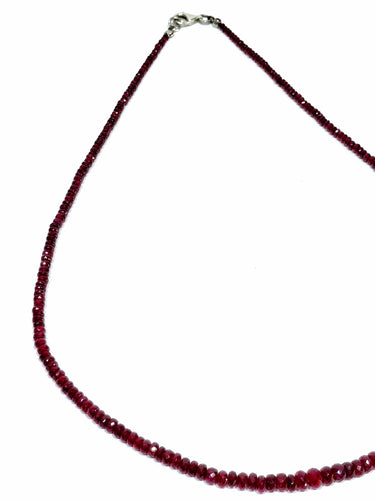 Collier Collier de perles en rubis avec fermoir en argent 58 Facettes