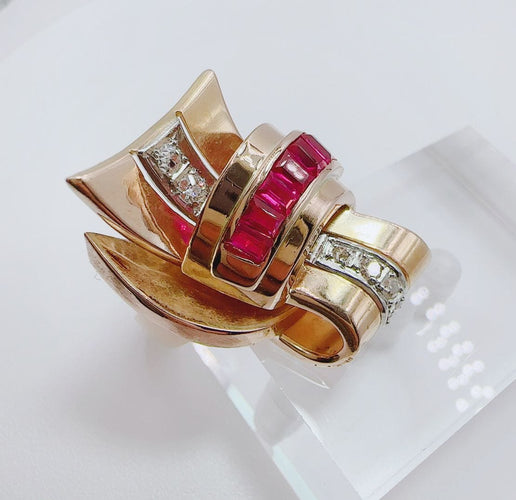 Bague 57 Bague chevalière en or jaune ornée de rubis et de diamants 58 Facettes 50342