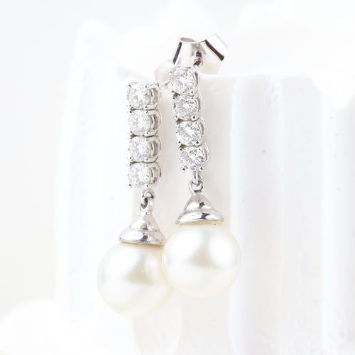 Boucles d'oreilles Boucles d'oreilles en or blanc 18 carats serties de diamants et de perles 58 Facettes
