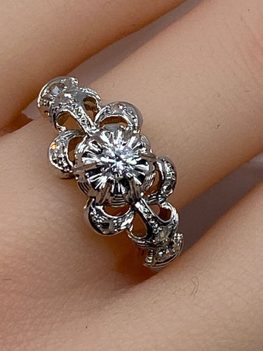 Bandad armring i vitguld och diamant