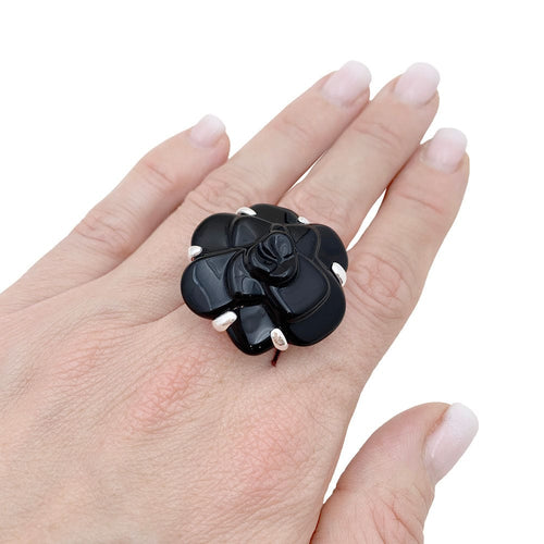 Bague 60 Bague Chanel, modèle "Camélia", en or blanc et onyx. 58 Facettes 34544
