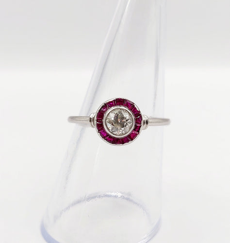 Bague 54.5 Bague cible art deco Platine diamant taille ancienne et rubis synthétiques calibrés (circa 1910) 58 Facettes A05992