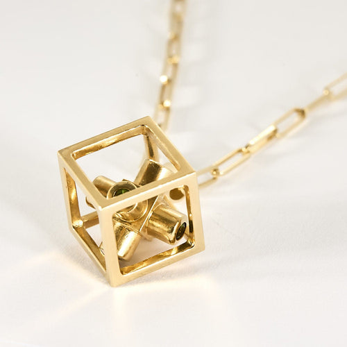 Collier Chaîne et pendentif cube en or jaune et tourmalines vertes 58 Facettes MONTE0164