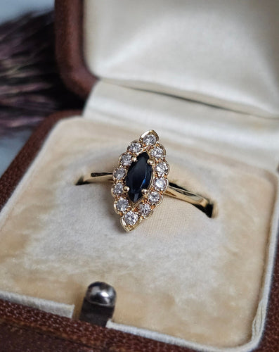 Bague 52.5 Bague marquise saphir et diamants en or jaune 18 carats 58 Facettes 706