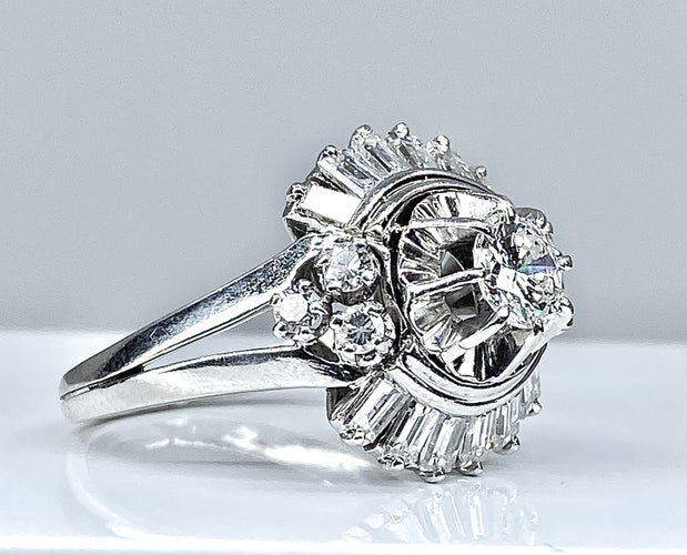 Vakker ring i Platina, baguette og runde diamanter