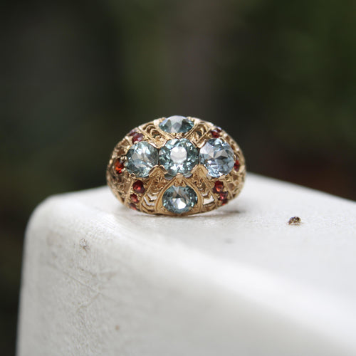 Bague Bague bombée en or avec topaze bleue victorienne et grenat 58 Facettes A20050