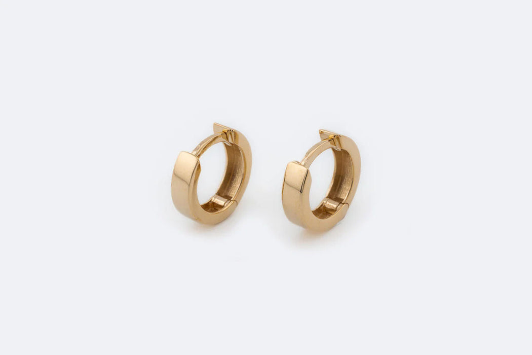 Crescent moon earrings in yellow gold