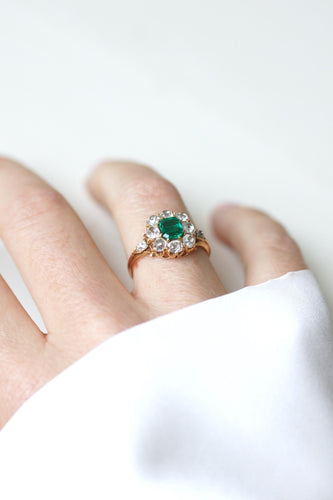 Bague 54 Bague Marguerite or rose, émeraude colombienne et diamants 58 Facettes