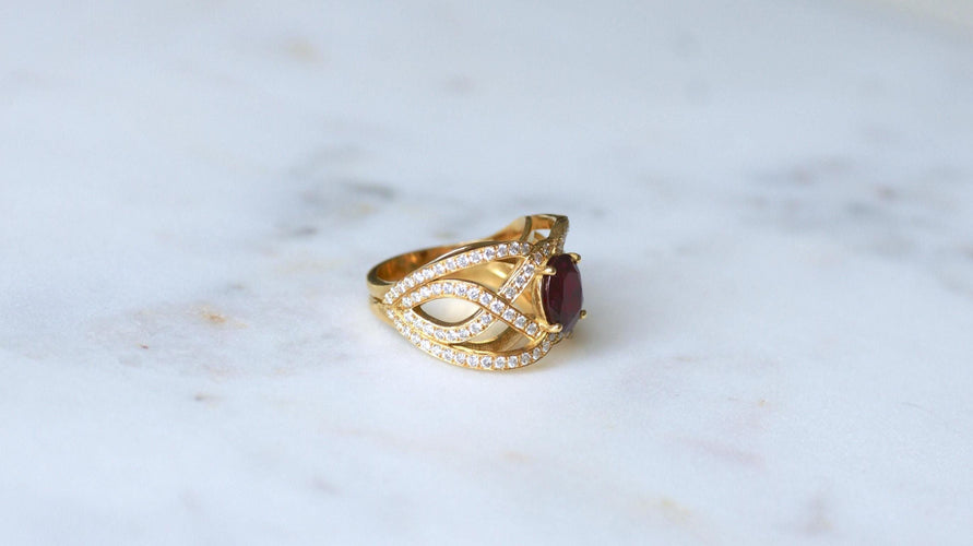 Bague 52.5 Bague Volutes or jaune, rubis et diamants 58 Facettes