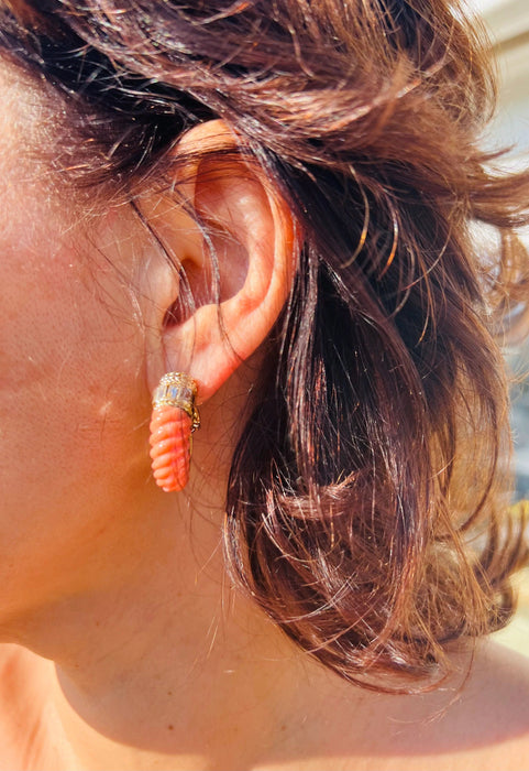 Bague Boucheron - Paire de boucles d'oreille en Corail et diamants baguette 58 Facettes 1