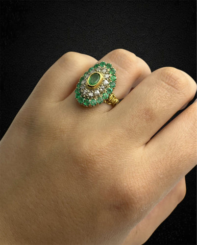 Bague 52 Bague en or jaune avec émeraude ovale et diamant et entourage d'émeraude 58 Facettes