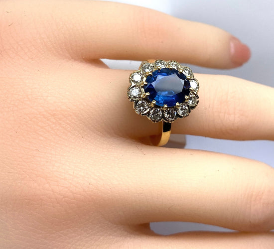 Bague 50 Bague marguerite en or jaune 18 carats, saphir 3,50 carats et diamants 58 Facettes AB548