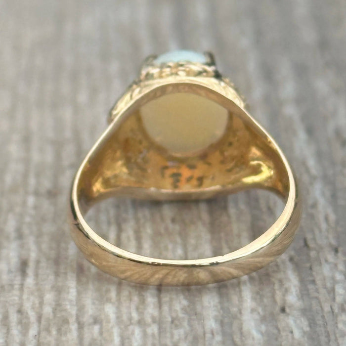 Oude opengewerkte ring bezet met een cabochon opaal