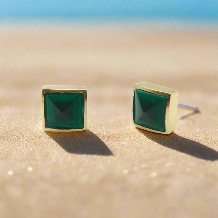 Boucles d'oreilles clous pyramidaux en malachite signature dorés 58 Facettes