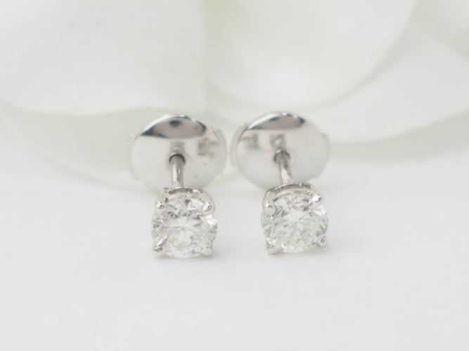 Boucles d'oreilles Puces d'oreilles en or blanc et diamants 58 Facettes 33410