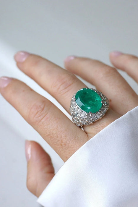 Cocktail ring in white gold with Colombian emerald and diamonds