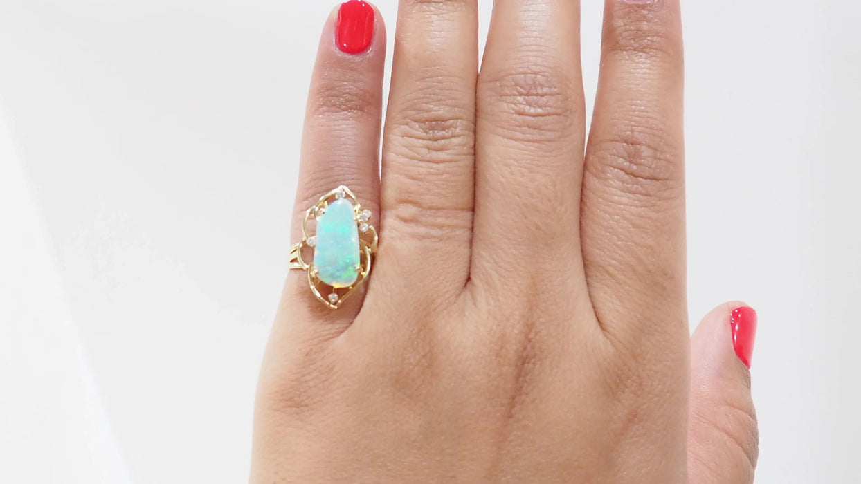 Durchbrochener Ring aus Gelbgold und australischem Opal