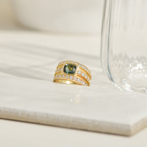 Luksuriøs ring i gult guld med diamanter og turmalin 