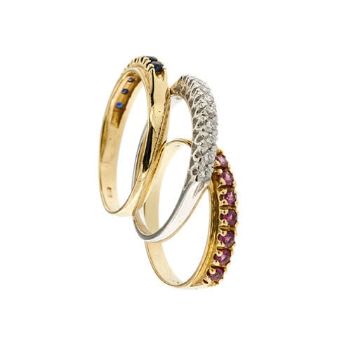 里维埃拉 (Riviera) 戒指镶有蓝宝石、红宝石和钻石