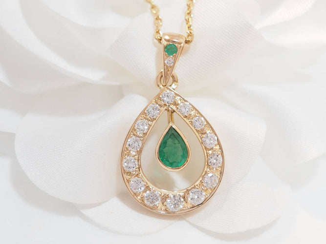 Collier Collier pendentif en or jaune, émeraude et diamants 58 Facettes 33327